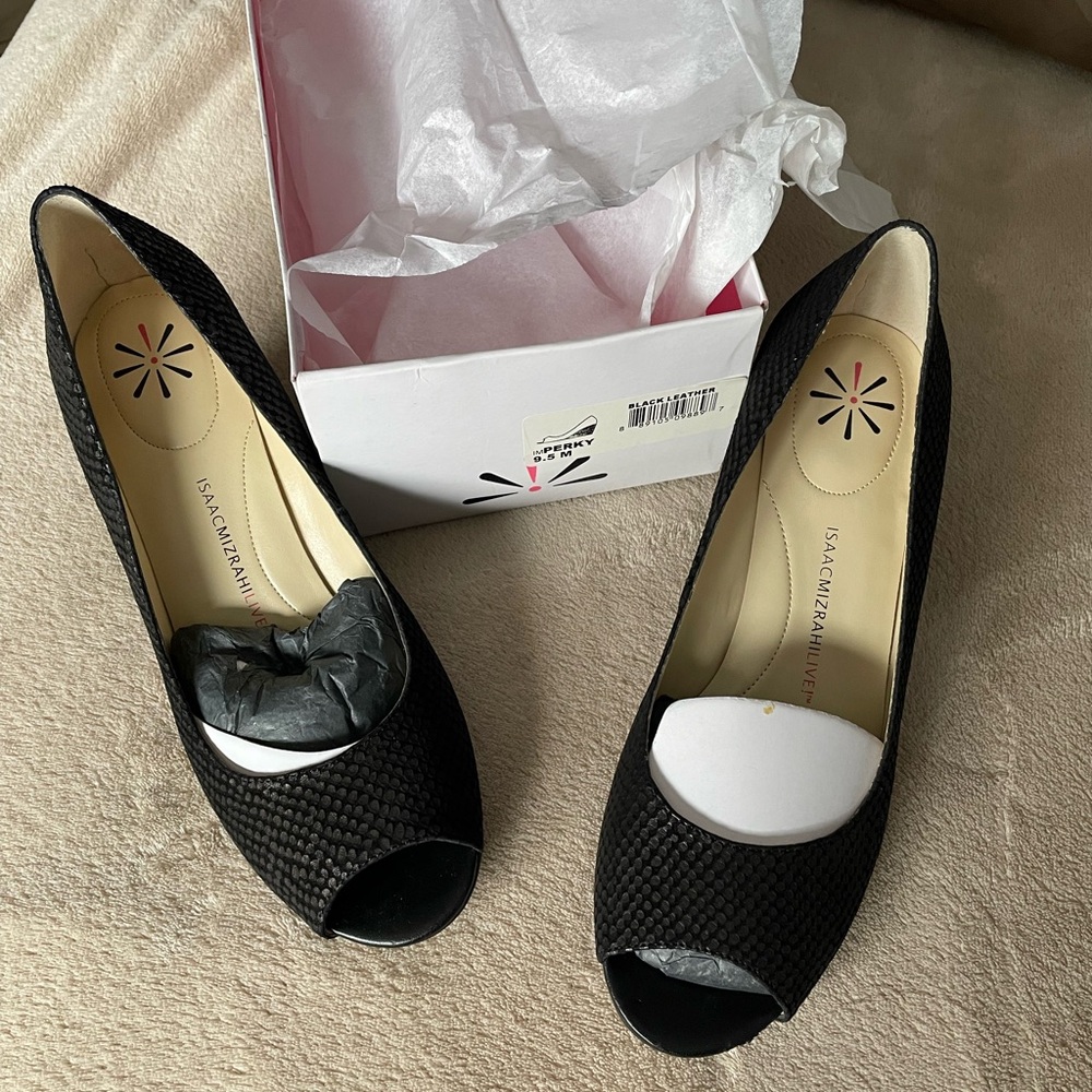 NEW Isaac Mizrahi Black Peep Toe Heels